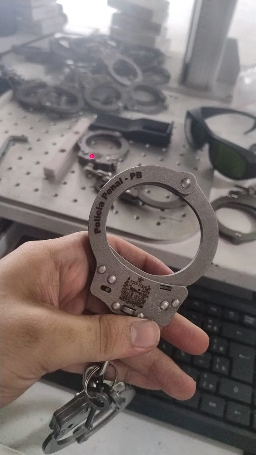 Algema metálica com gravação Polícia Penal - PB, de lote de 1.444 algemas personalizadas pela GraveLaser