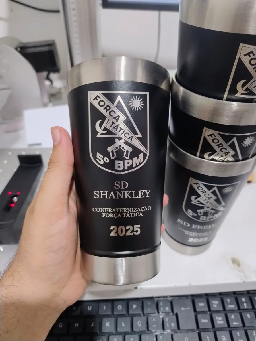 Detalhe da gravação a laser em copo metálico da Força Tática 5º BPM