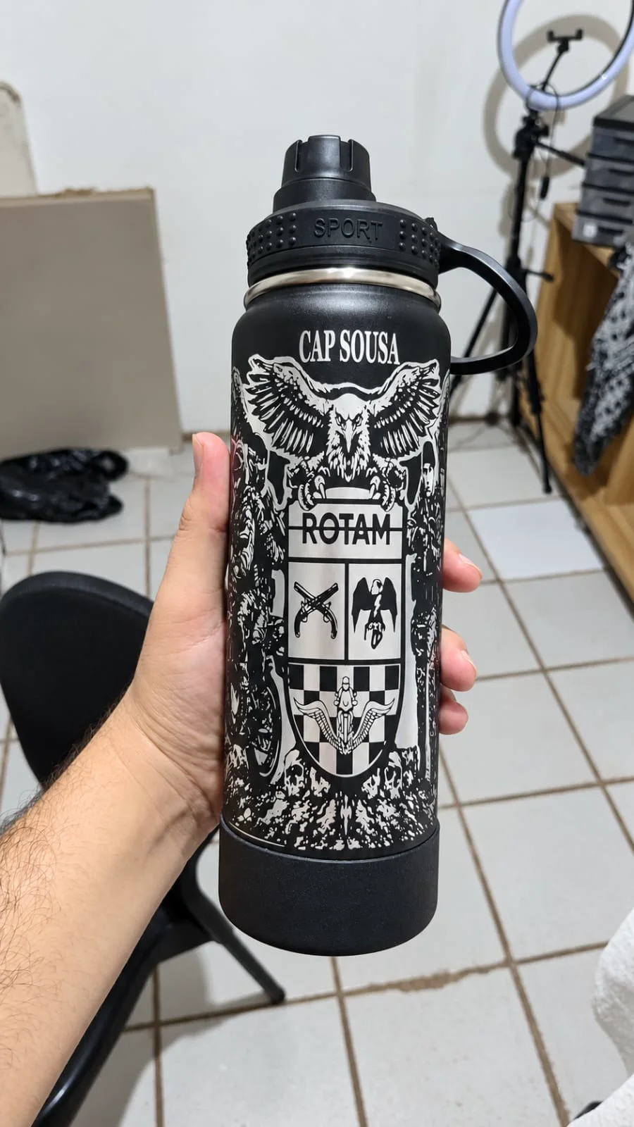 Garrafa metálica com personalização a laser de nome e arte ROTAM